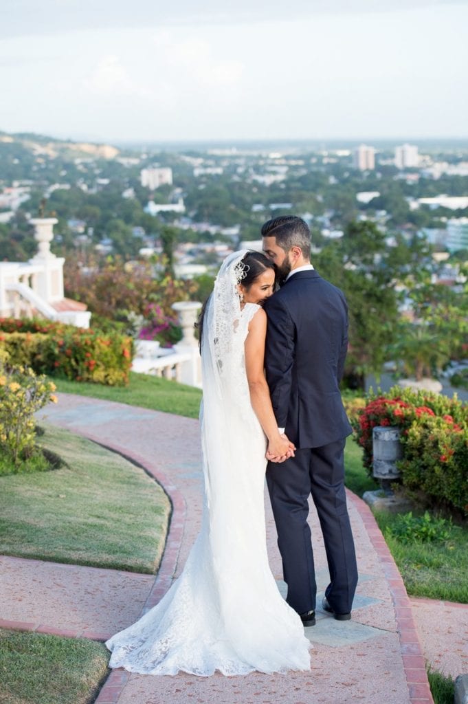 Fotos de recien casados en jardines del castillo serralles en ponce puerto rico por camille fontanez