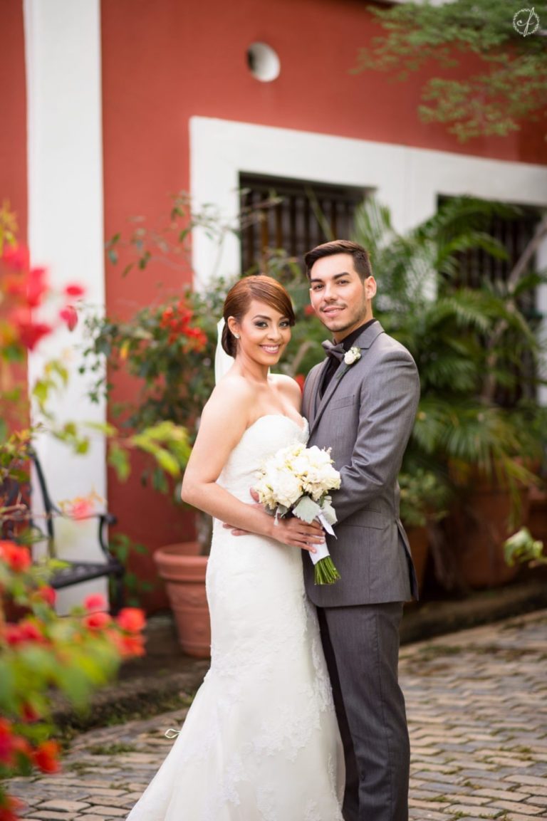 Sesion de fotos de recién casados de Carmayra y Erik en las calles del Viejo San Juan