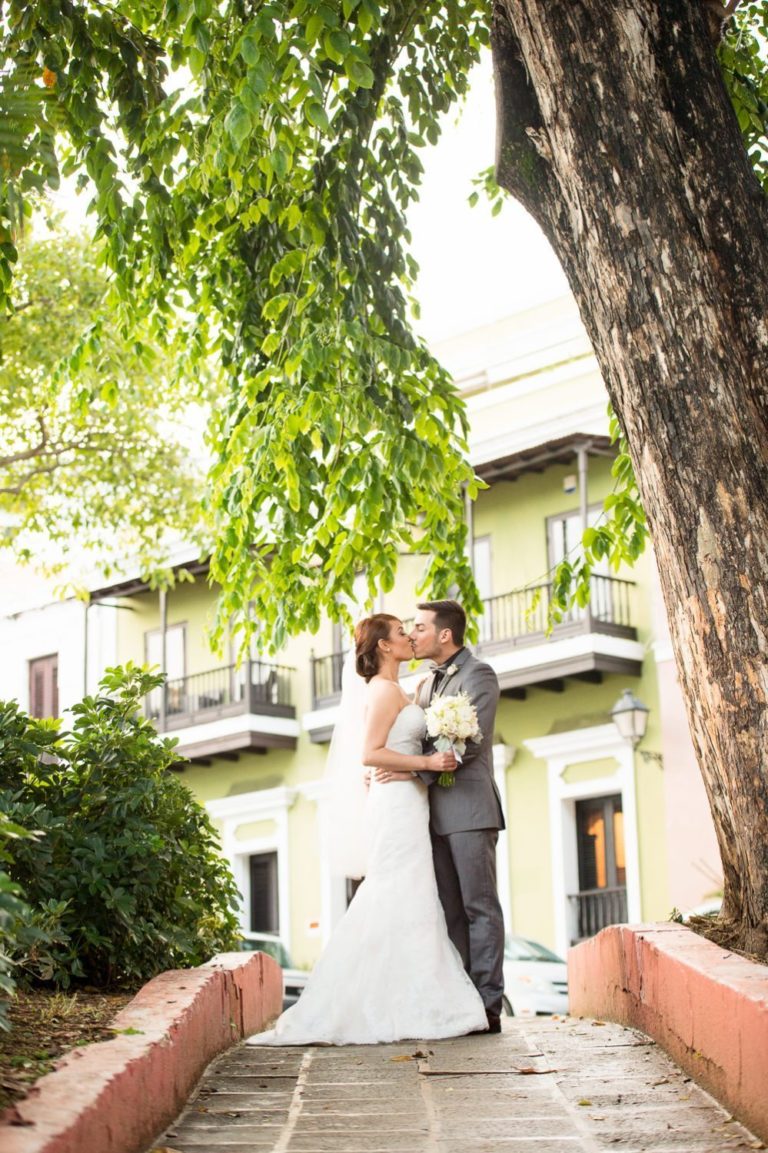 Sesion de fotos de recién casados de Carmayra y Erik en las calles del Viejo San Juan