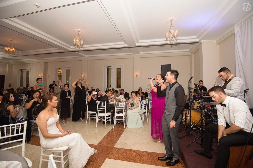 fotografia de recepción de bodas en Casa Olimpica, Viejo San Juan por fotografa Camille Fontanez