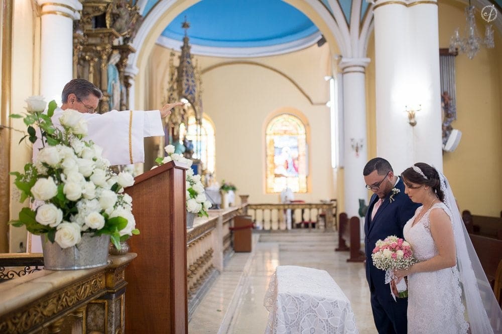 Fotografia de boda en Catedral Nuestra Senora de Guadalupe en Ponce por Camille Fontanez