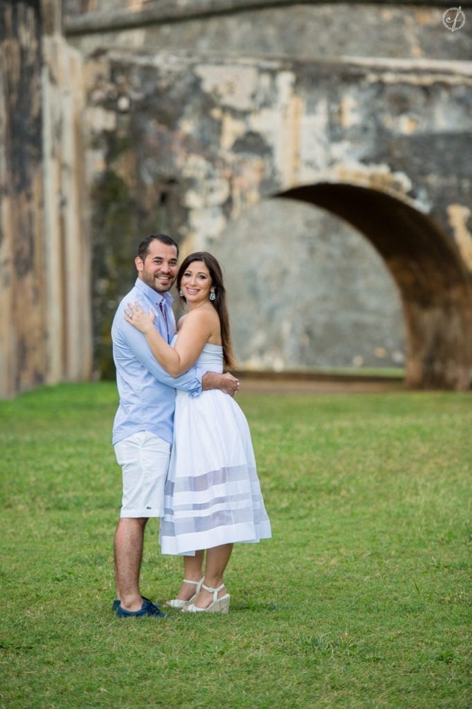 Divertidas fotos de compromiso en Viejo San Juan por fotografa de bodas