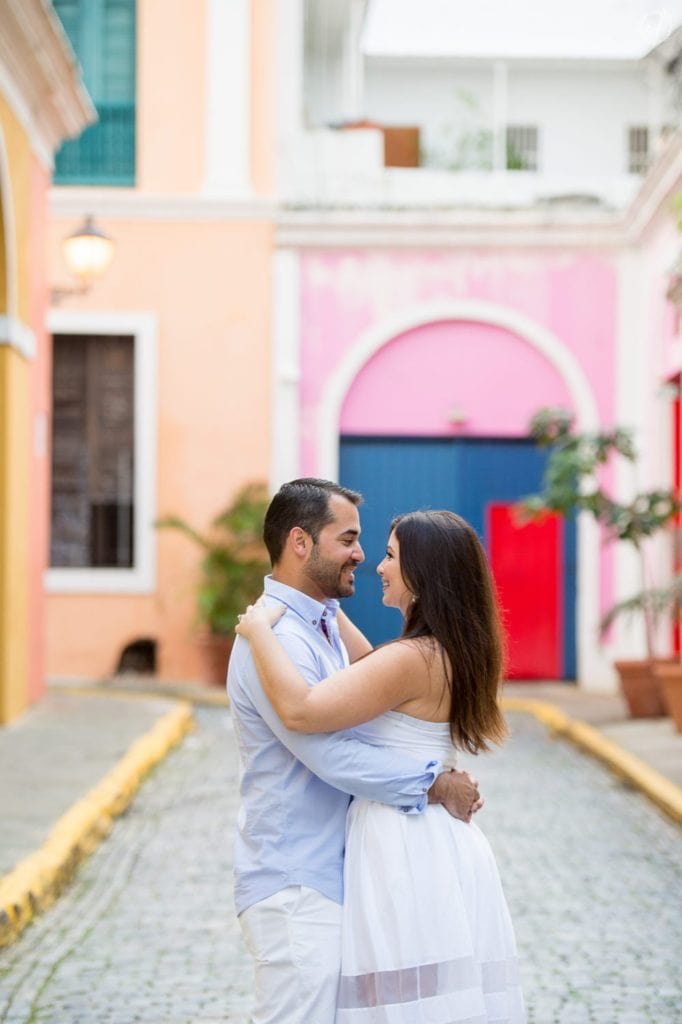 Divertidas fotos de compromiso en Viejo San Juan por fotografa de bodas