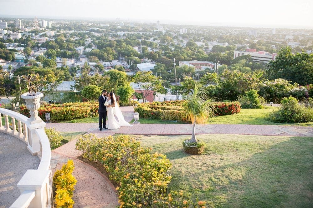 Fotografia de bodas en jardines del Castillo Serralles en Ponce Puerto Rico