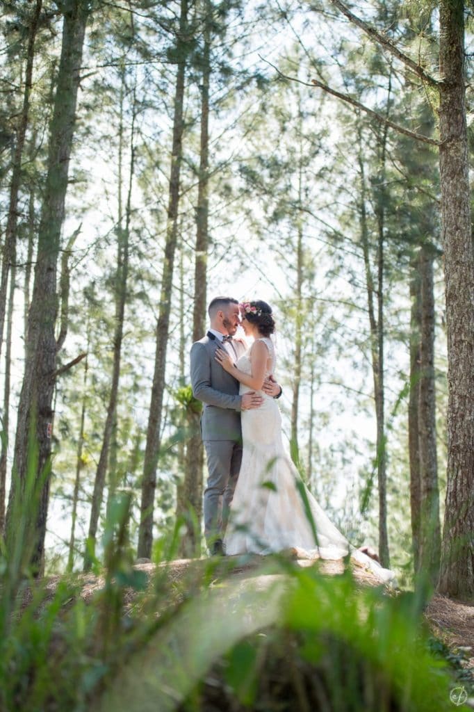 Fotos de recién casados al exterior en bosque de pinos Cayey, Puerto Rico por Camille Fontanez
