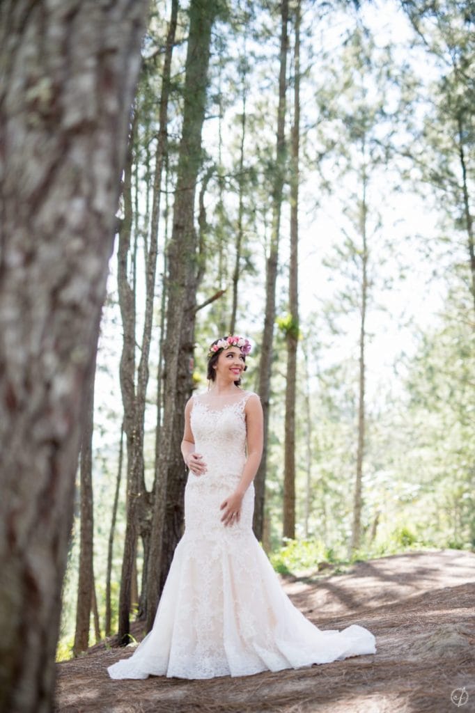 Fotos de recién casados al exterior en bosque de pinos Cayey, Puerto Rico por Camille Fontanez