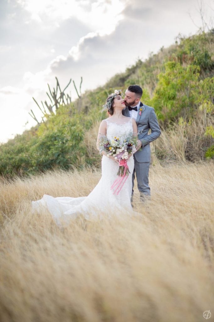 Fotos de recién casados al exterior en Salinas, Puerto Rico por Camille Fontanez