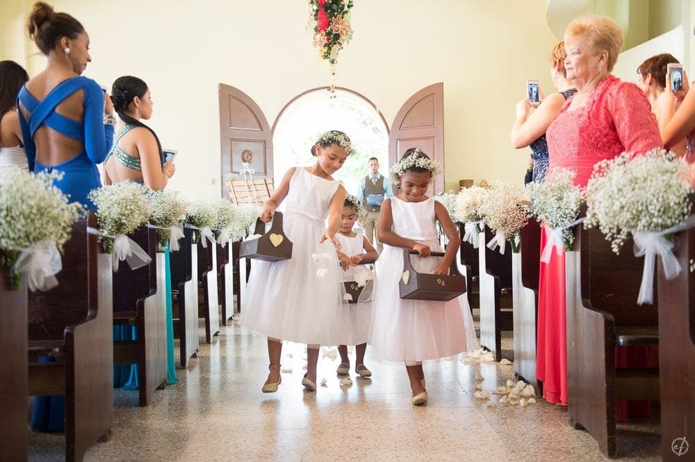 Ceremonia de bodas en Parroquia San Isidro Labrador en Maunabo por Fotografo de bodas en Puerto Rico