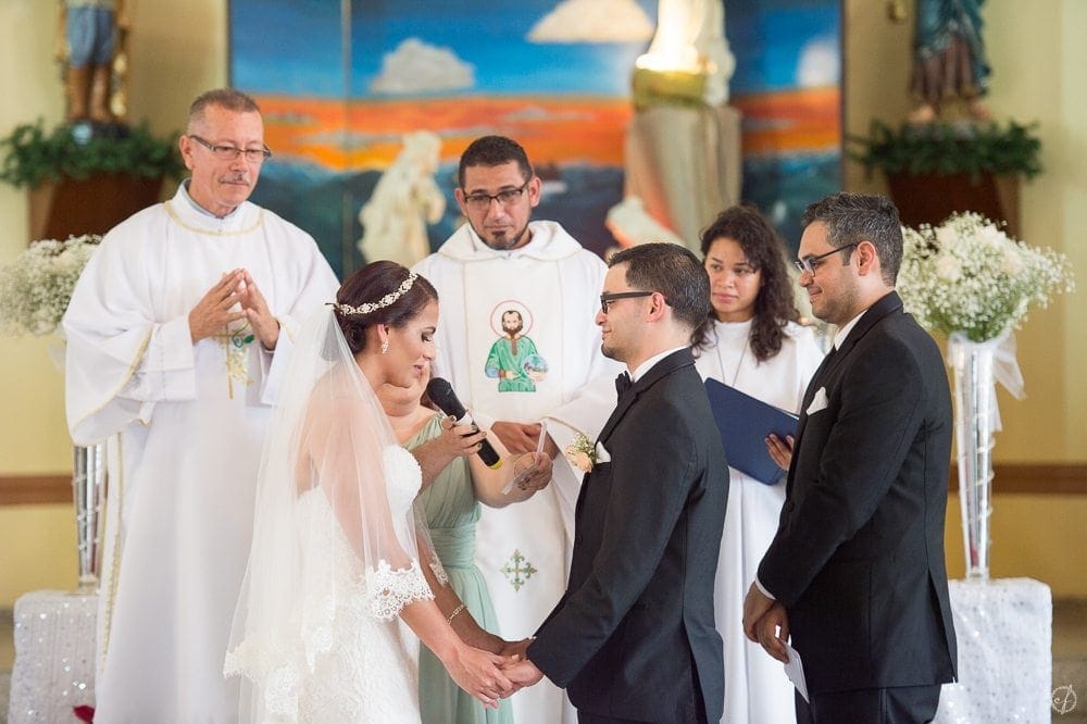 Ceremonia de bodas en Parroquia San Isidro Labrador en Maunabo por Fotografo de bodas en Puerto Rico