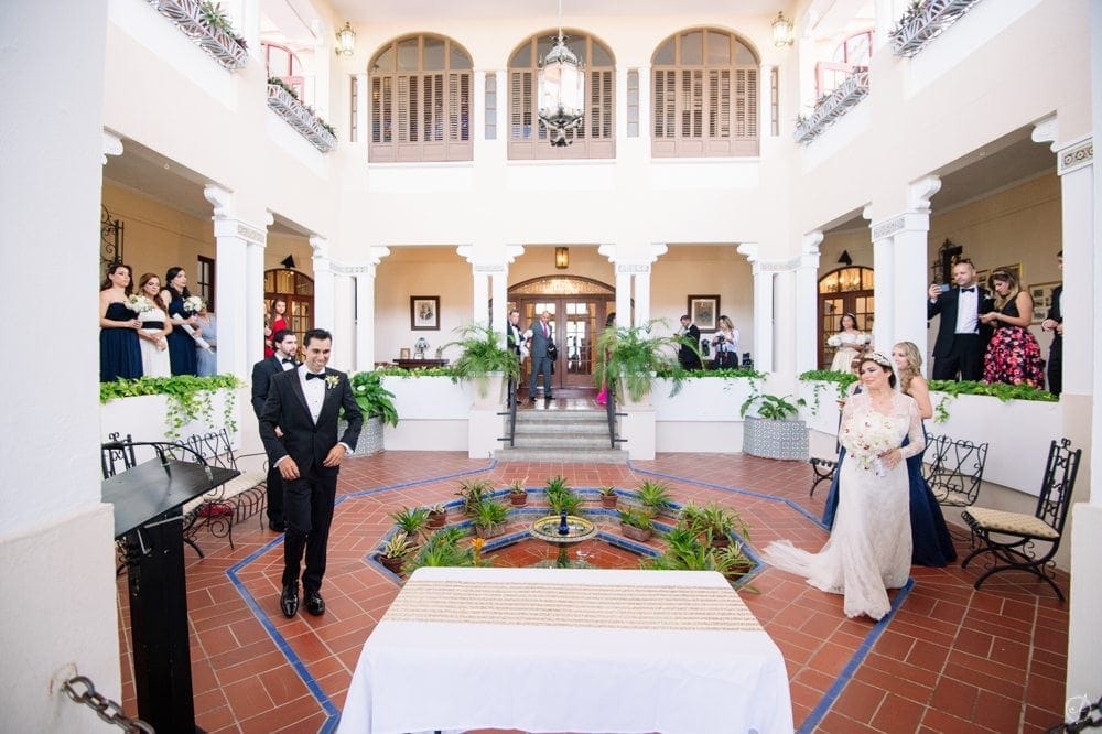 sesion first look, fotos de recien casados e intercambio de votos de boda en Castillo Serralles en Ponce por Camille Fontanez