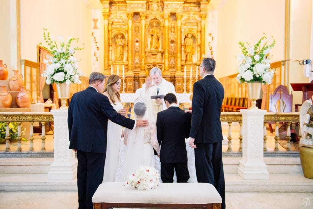ceremonia de bodas en Parroquia Nuestra Señora de la Guadalupe en Ponce por fotografa Camille Fontanez