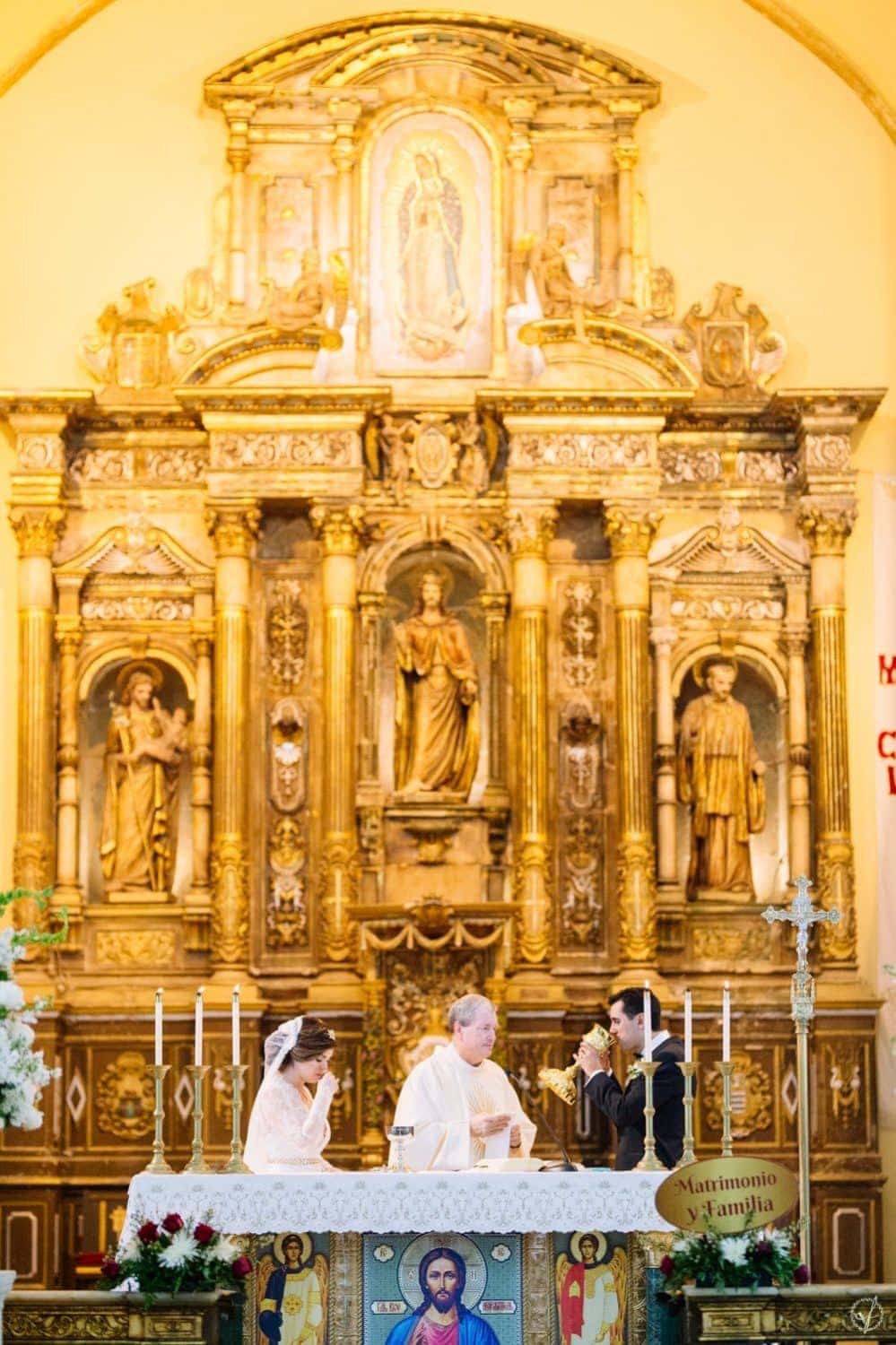 ceremonia de bodas en Parroquia Nuestra Señora de la Guadalupe en Ponce por fotografa Camille Fontanez