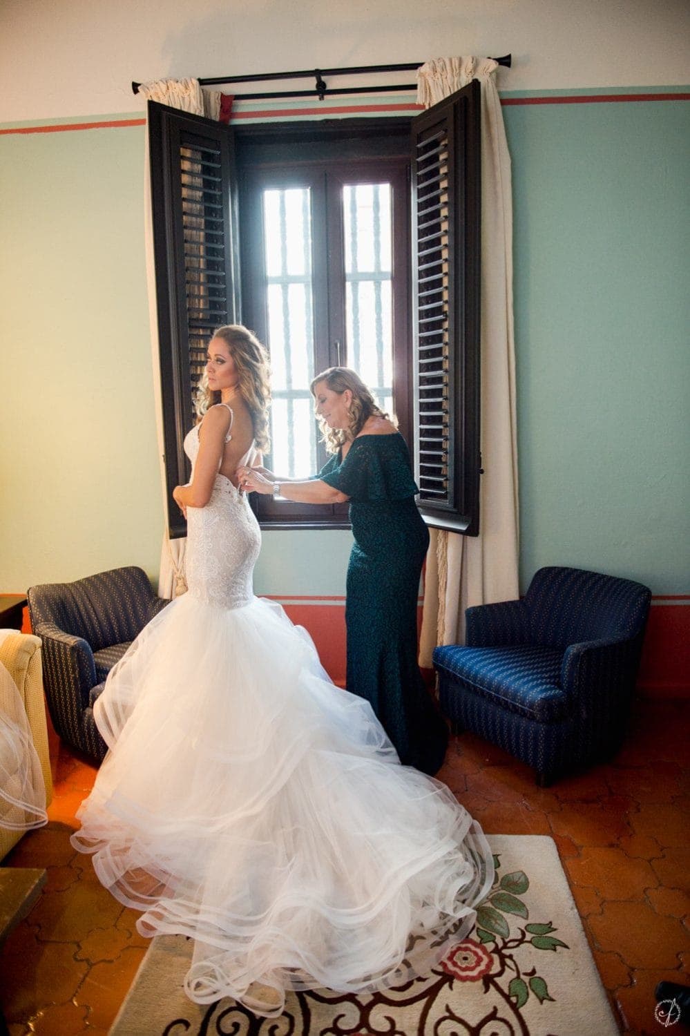 Fotos de preparacion de la novia en Hotel El Convento por fotografa de bodas en Puerto Rico, Camille Fontanez