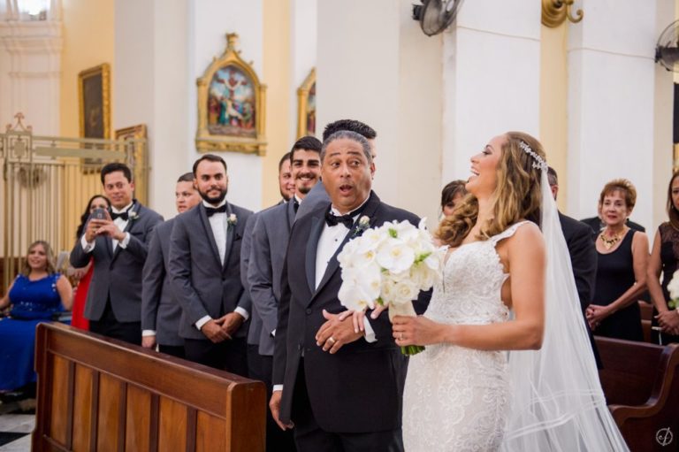 Ceremonia de bodas en Catedral San Juan Bautista por fotografa de bodas en Puerto Rico, Camille Fontanez
