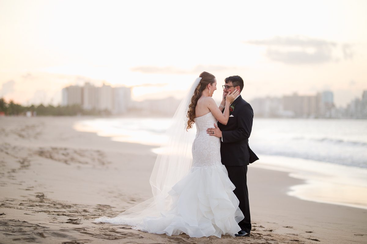 Fotografia de bodas en Vivo Beach Club, Isla Verde Puerto Rico