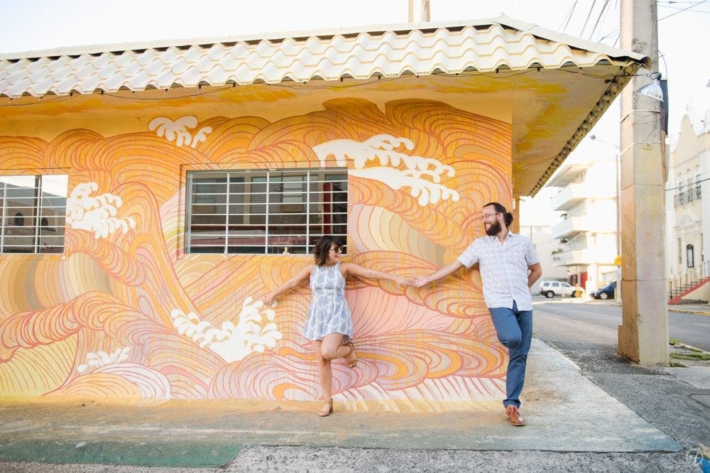 sesion de fotos de compromiso estilo lifestyle por Santurce, Calle Loiza, y la Placita de Santurce por Camille Fontanez, fotografa de bodas en Puerto Rico