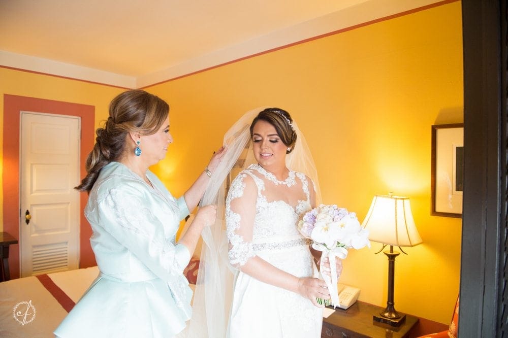 preparación de la novia en hotel El Convento en Viejo San Juan por fotografa de bodas en Puerto Rico