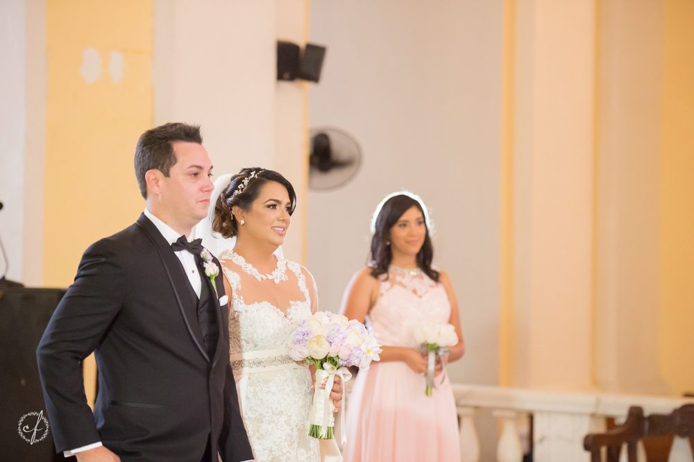 ceremonia de matrimonio en catedral del Viejo San Juan por Camille Fontanez fotografo de bodas en Puerto Rico