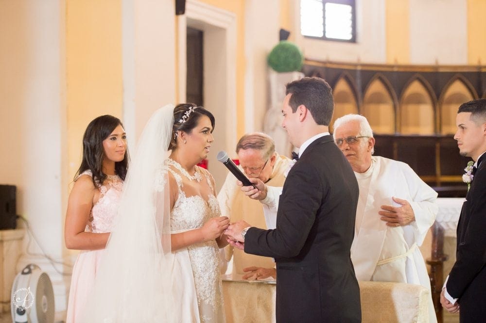 ceremonia de matrimonio en catedral del Viejo San Juan por Camille Fontanez fotografo de bodas en Puerto Rico