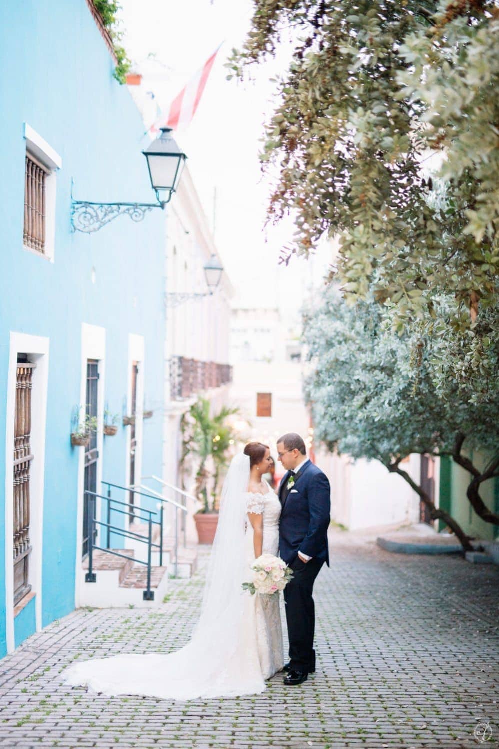 fotos de recien casados en Viejo San Juan por Camille Fontanez