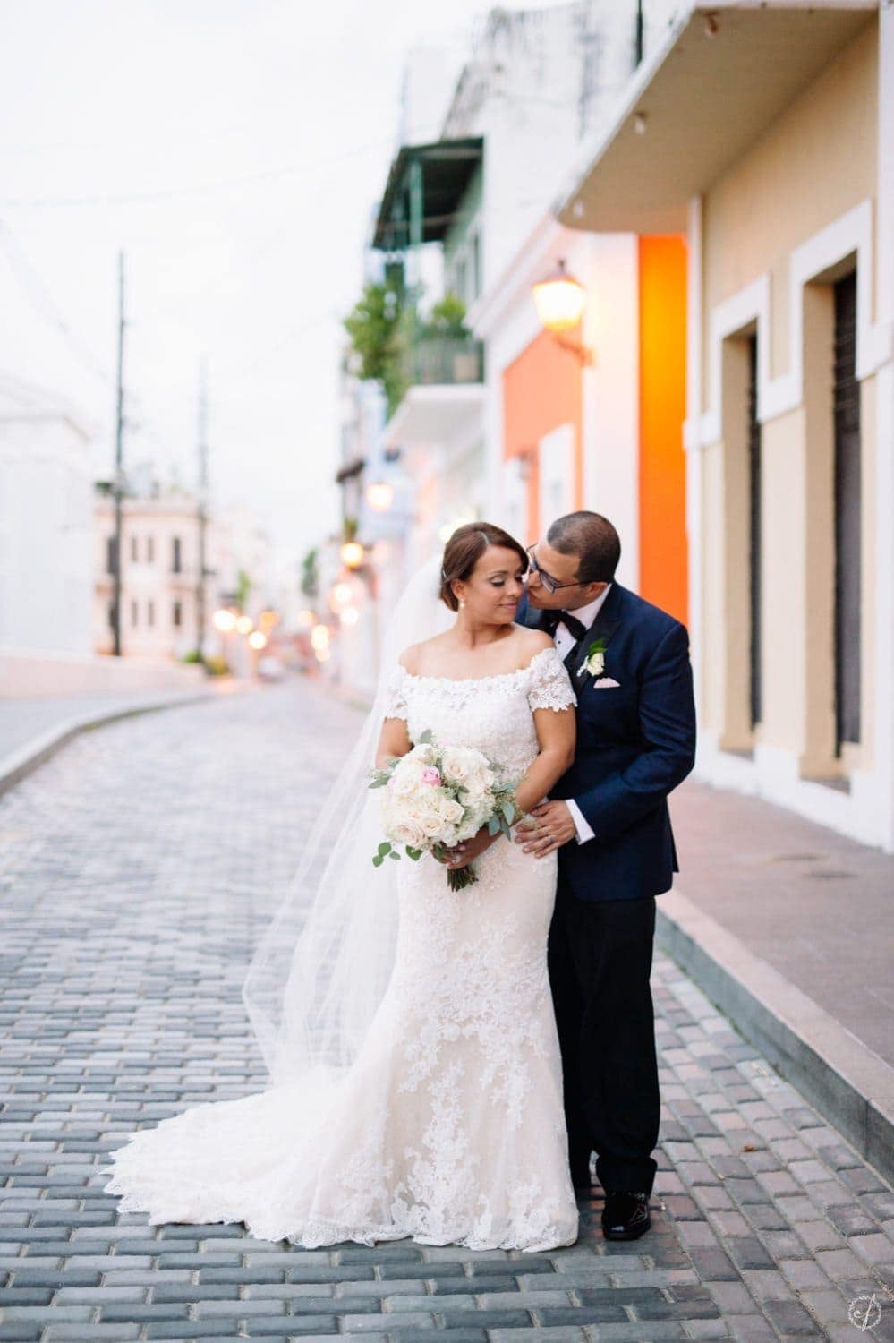 fotos de recien casados en Viejo San Juan por Camille Fontanez