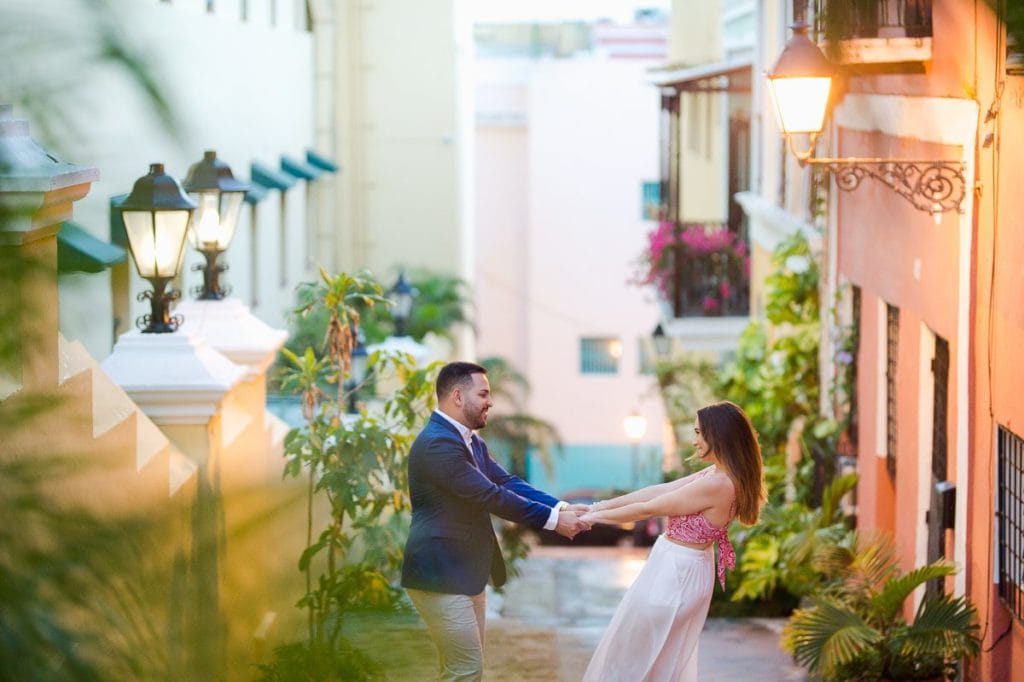 Sesion love story en Viejo San Juan, Puerto Rico por fotografo de bodas Camille Fontanez