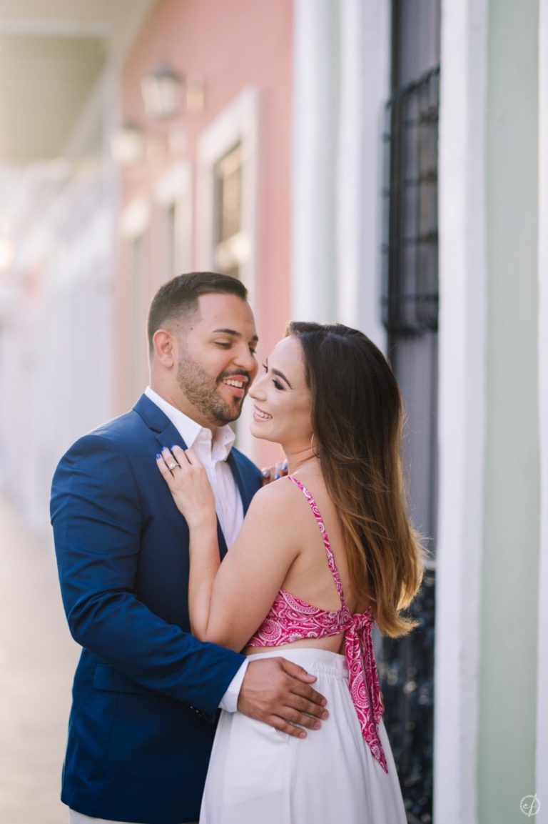 Camille Fontz, fotografa de bodas en Puerto Rico, comparte una sesion de compromiso en el Viejo San Juan
