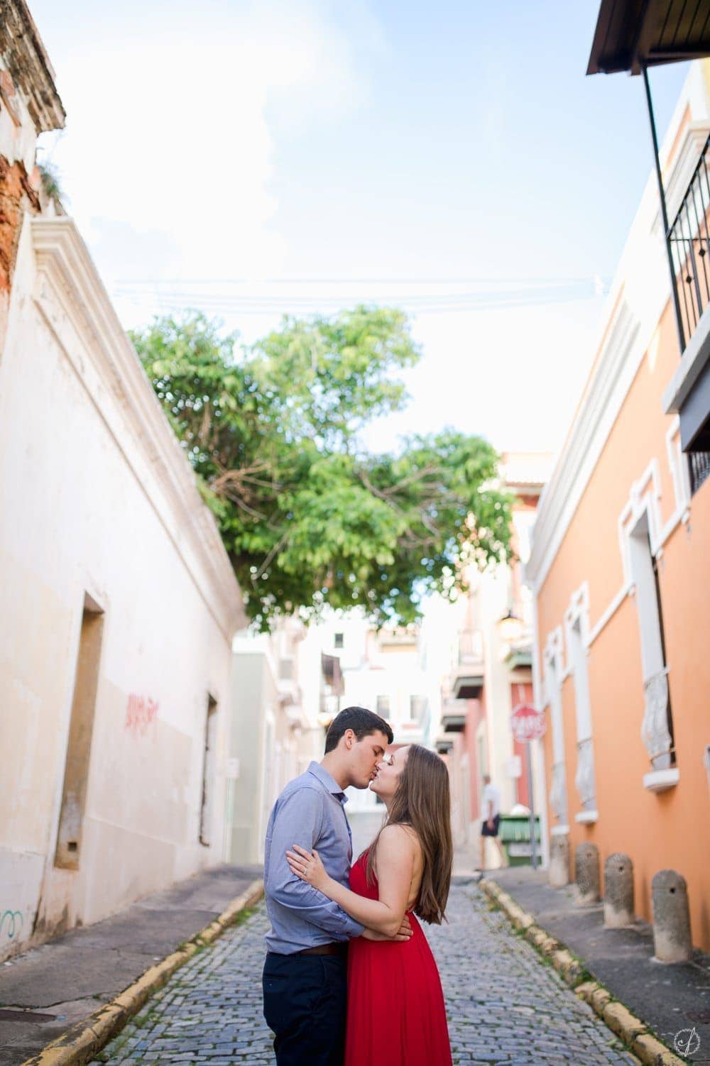 sesion de fotos pre-compromiso en el Viejo San Juan por fotografa de bodas Camille Fontanez