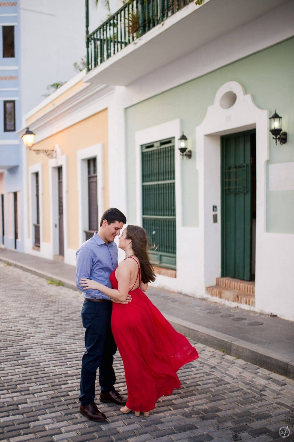 sesion de fotos pre-compromiso en el Viejo San Juan por fotografa de bodas Camille Fontanez