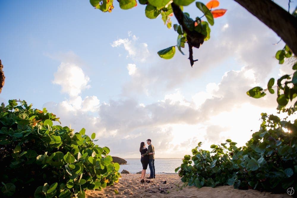 Sesion Love Story en Playa Mar Chiquita en Manati por Fotografa de bodas en Puerto Rico Camille Fontanez