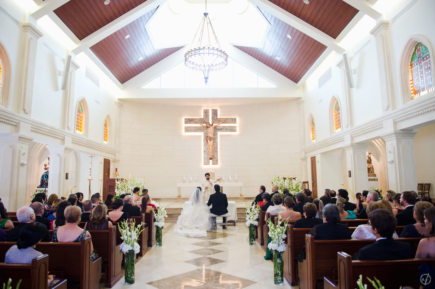 fotografia de boda de lujo en parroquia Stella Maris en Condado por Camille Fontanez fotografa profesional de bodas