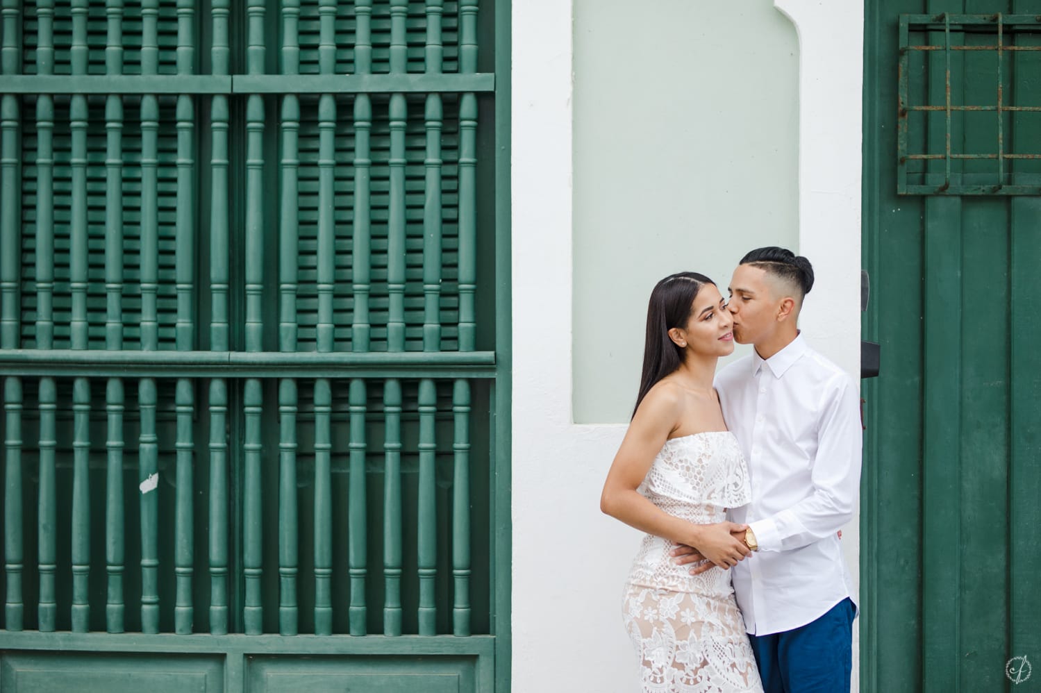 sesion de fotos love story en Viejo San Juan por fotografa profesional Camille Fontanez