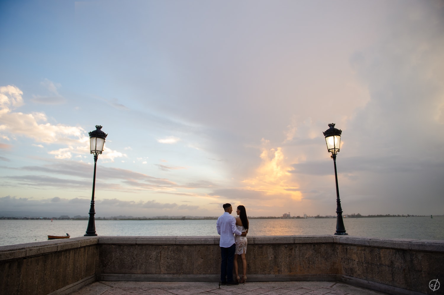sesion de fotos love story en Viejo San Juan por fotografa profesional Camille Fontanez