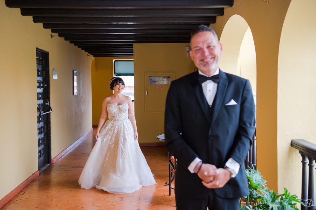 Preparacion de la novia y del novio en Viejo San Juan, en el hotel el Convento por Camille Fontanez