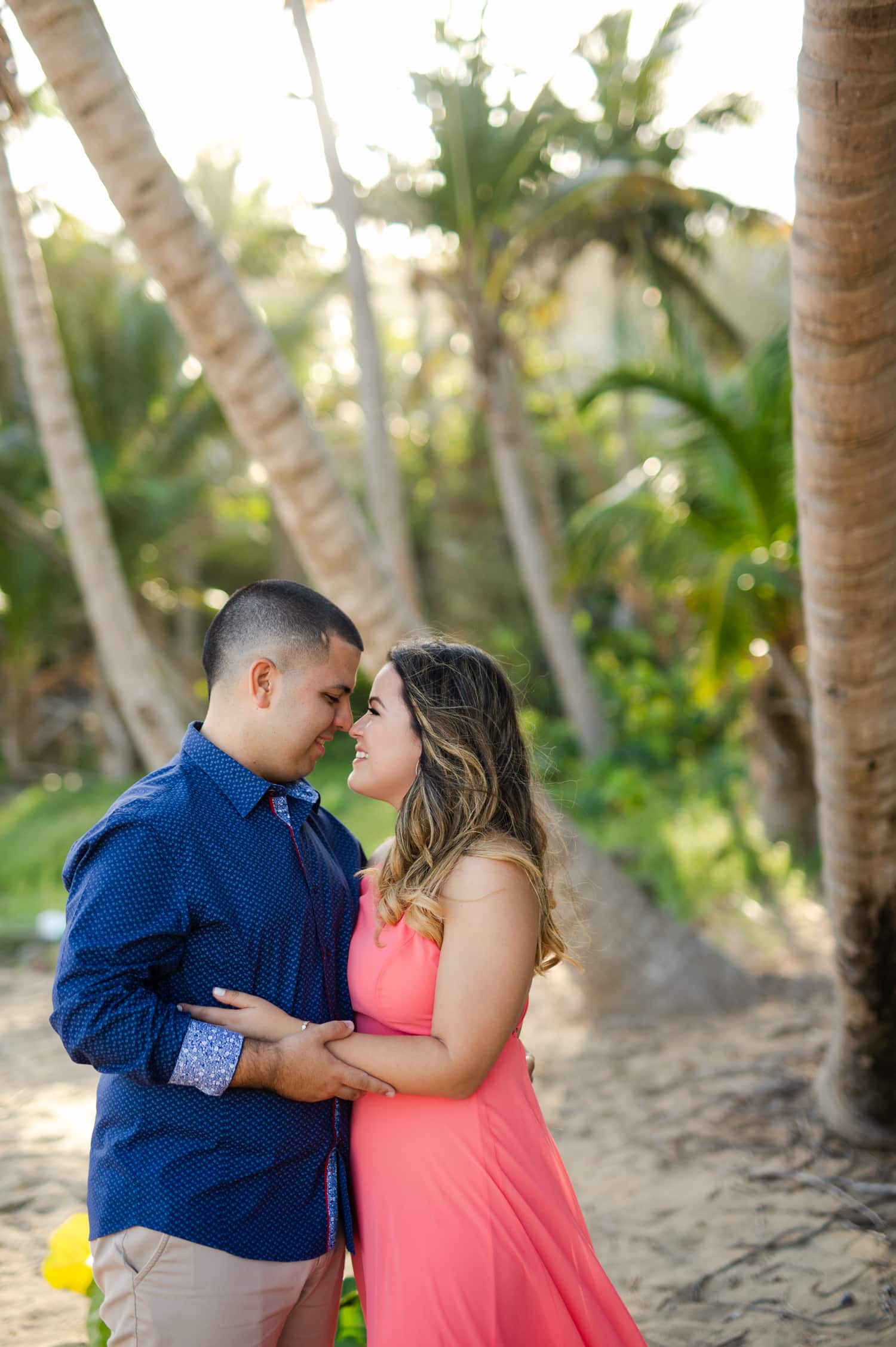 fotos de sesion love story en Playa Larga en Faro Punta Tuna Maunabo por fotografa de bodas Camille Fontanez