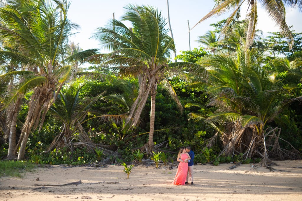 fotos de sesion love story en Playa Larga en Faro Punta Tuna Maunabo por fotografa de bodas Camille Fontanez