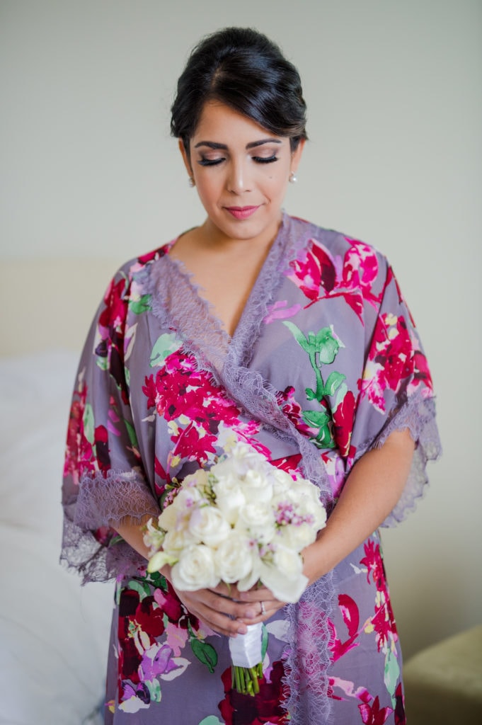 fotos de preparacion de la novia en hotel La Concha Resort por fotografa de bodas Camille Fontanez