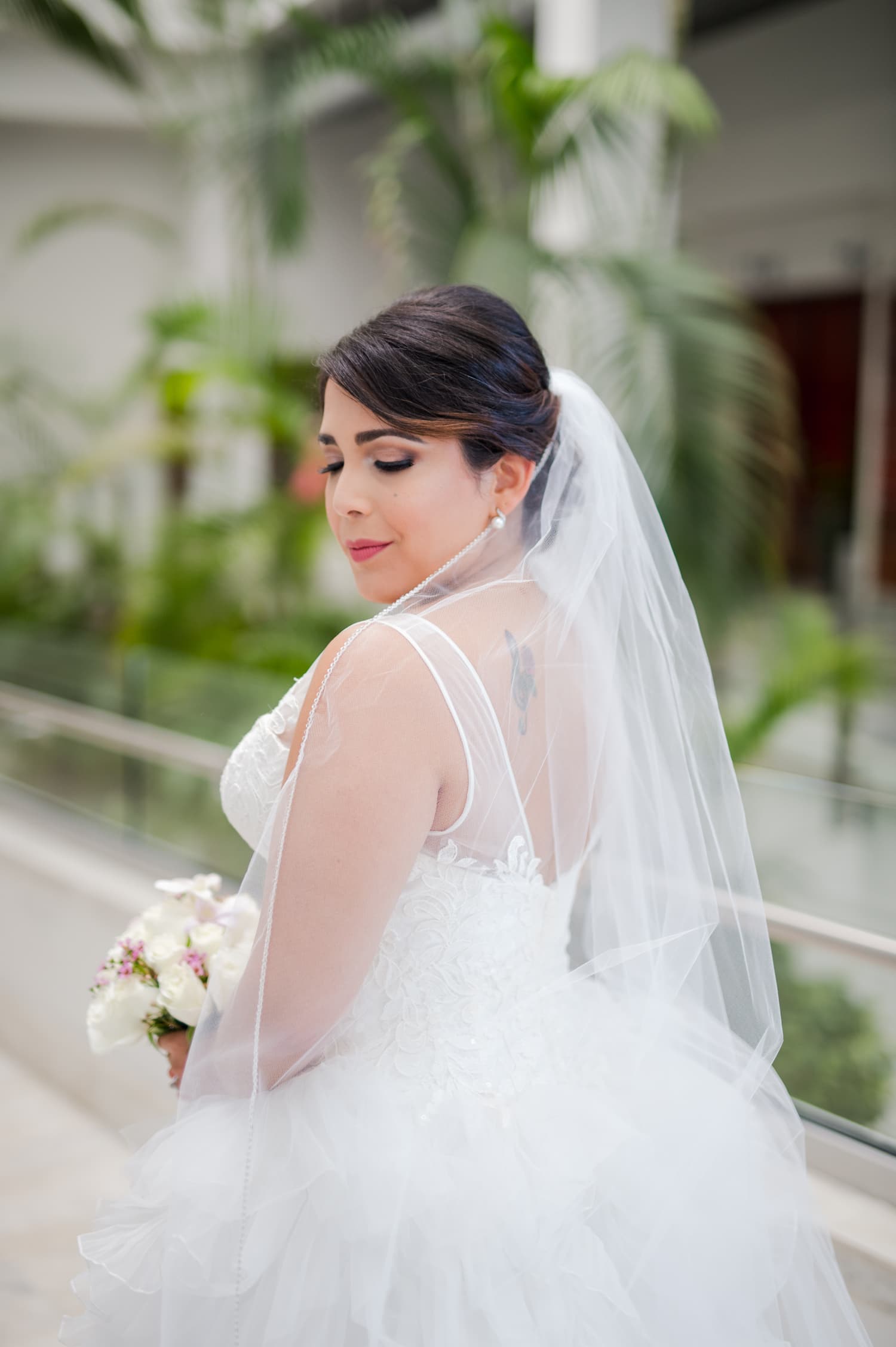 fotos de preparacion de la novia en hotel La Concha Resort por fotografa de bodas Camille Fontanez