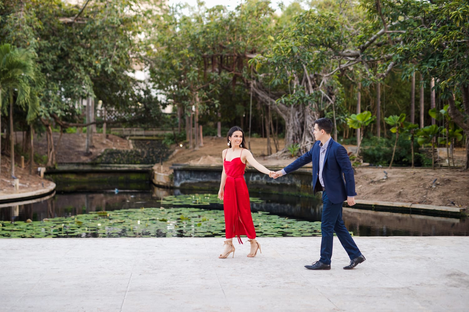 fotos de compromiso y sesion love story en el Museo de Arte de Puerto Rico por Camille Fontanez fotografa profesional de bodas