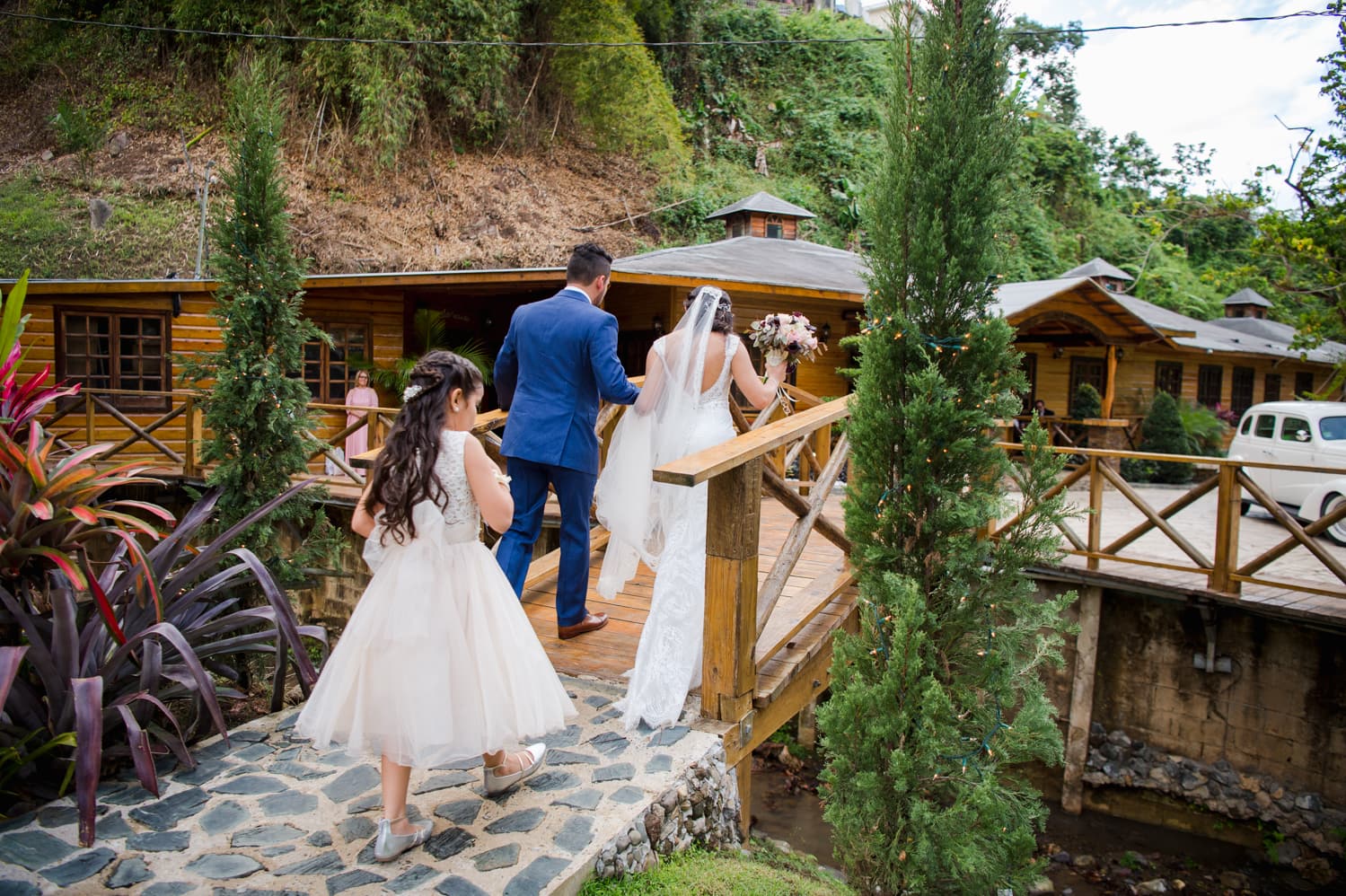 Fotografa de Puerto Rico Camille Fontanez captura la boda rustica al aire libre de Damara y Kevin en centro de actividades El Bungalow en Aguada