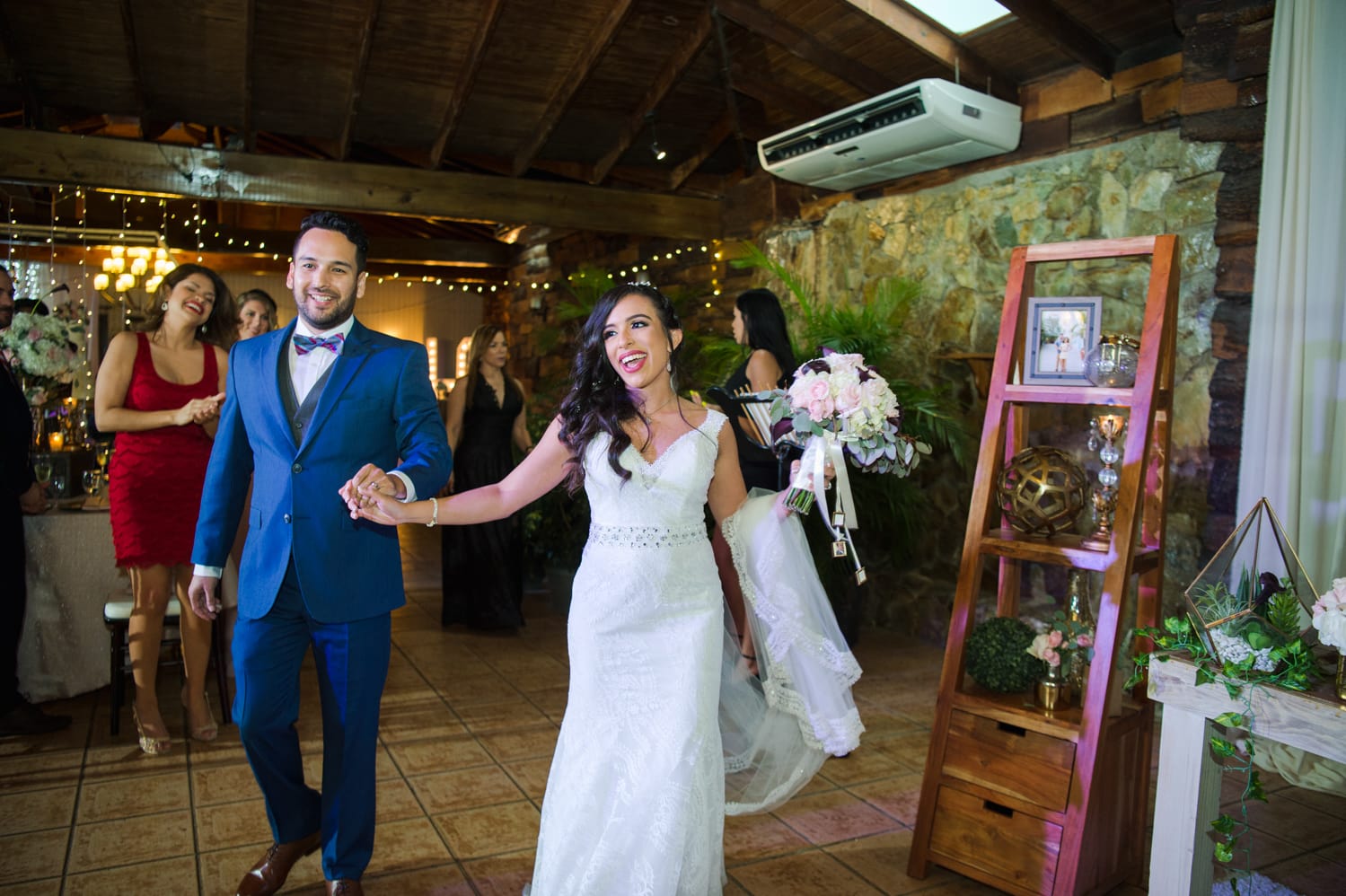 Fotografa de Puerto Rico Camille Fontanez captura la boda rustica al aire libre de Damara y Kevin en centro de actividades El Bungalow en Aguada