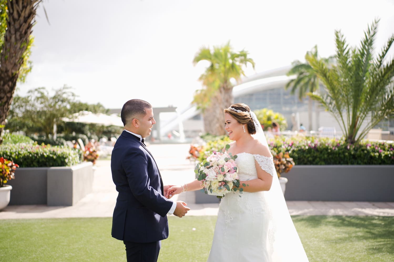 fotografia de bodas y preparación de los novios en hotel sheraton en distrito de convenciones en Puerto Rico por fotografa Camille Fontanez