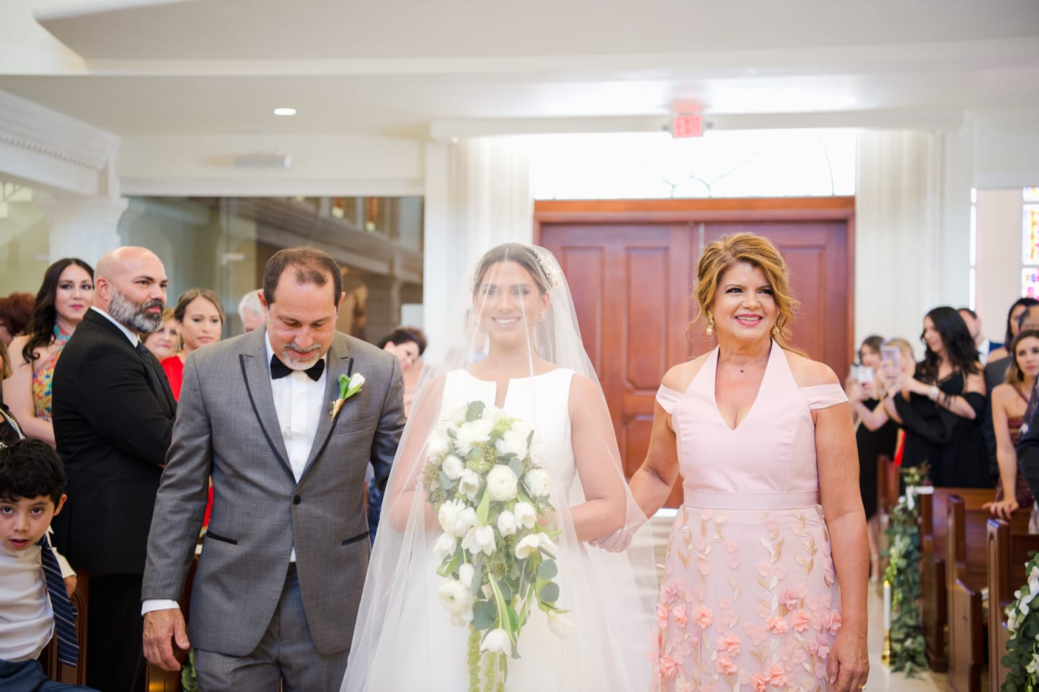 fotografa de bodas Camille Fontz documenta la ceremonia de Stephanie Rivera y Franco Arzola en la Parroquia Stella Maris en San Juan