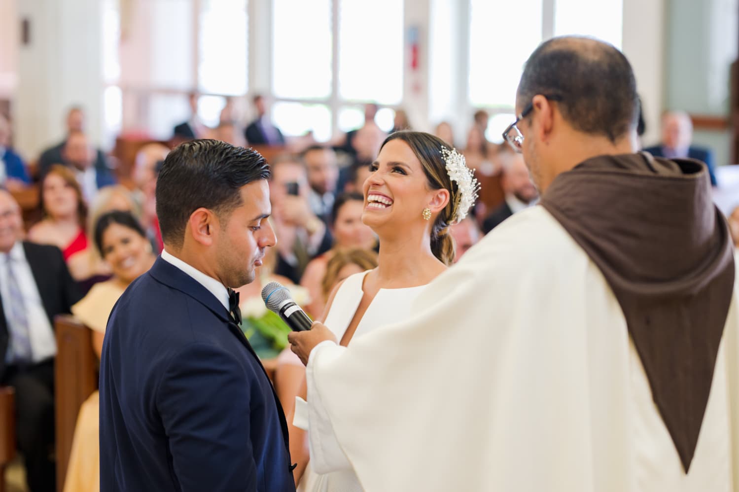fotografa de bodas Camille Fontz documenta la ceremonia de Stephanie Rivera y Franco Arzola en la Parroquia Stella Maris en San Juan