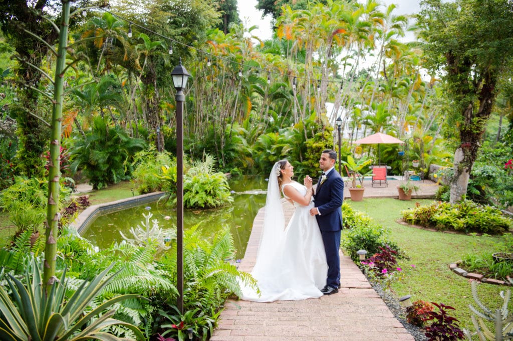 fotografa de bodas en Puerto Rico Camille Fontanez captura una boda rústica al exterior en los hermosos jardines de Hacienda Azucena en Rio Grande