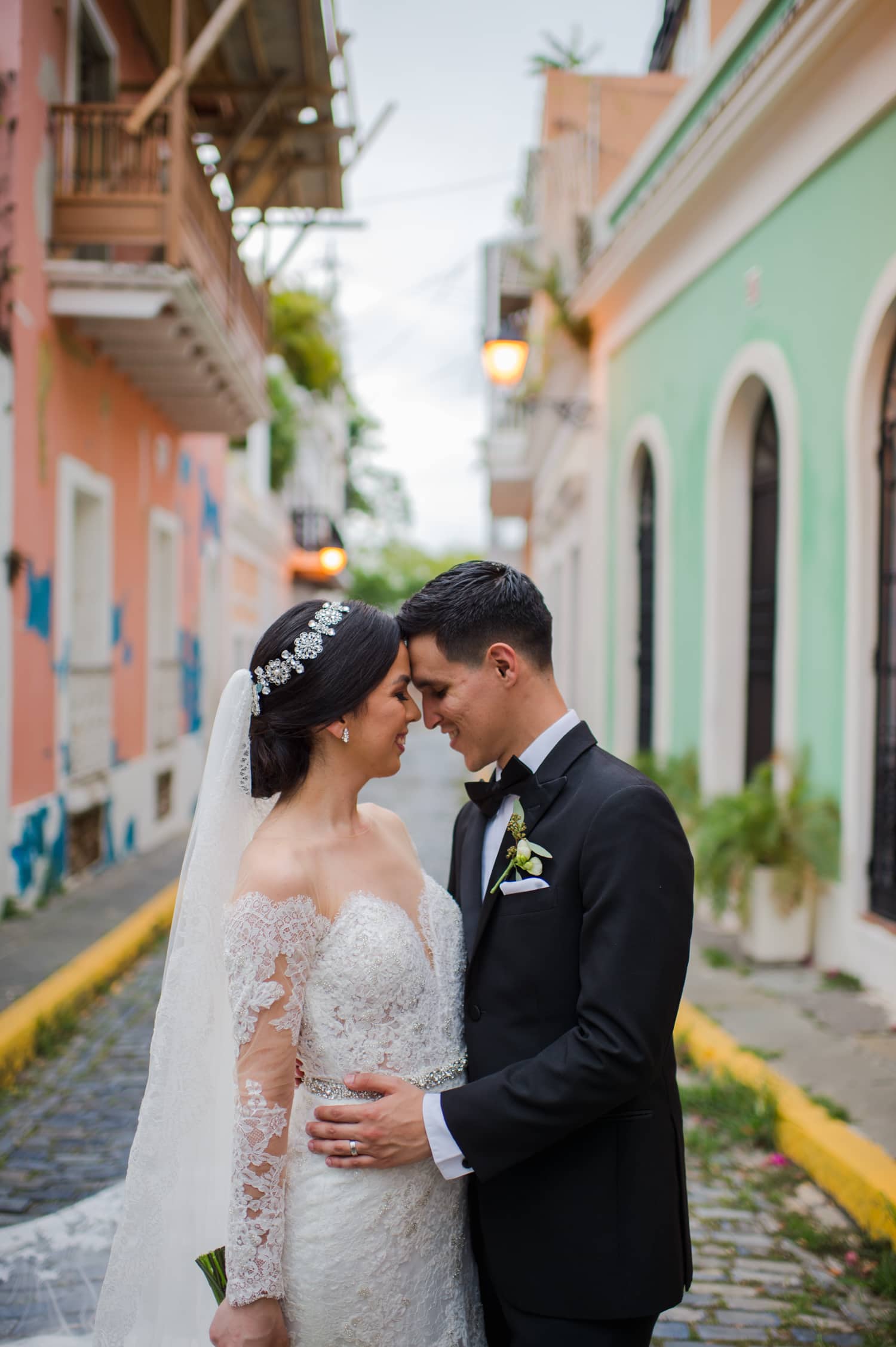 sesion de recien casados en Viejo San Juan Puerto Rico por fotografa de bodas Camille Fontanez