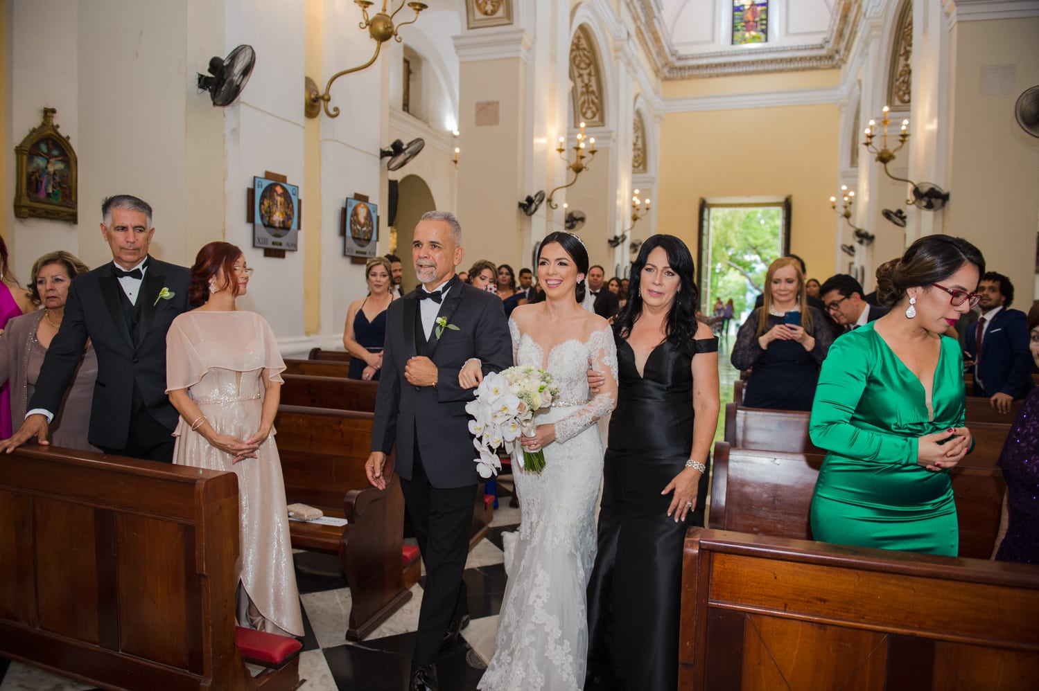 fotografia de bodas en Catedral San Juan Bautista en Viejo San Juan