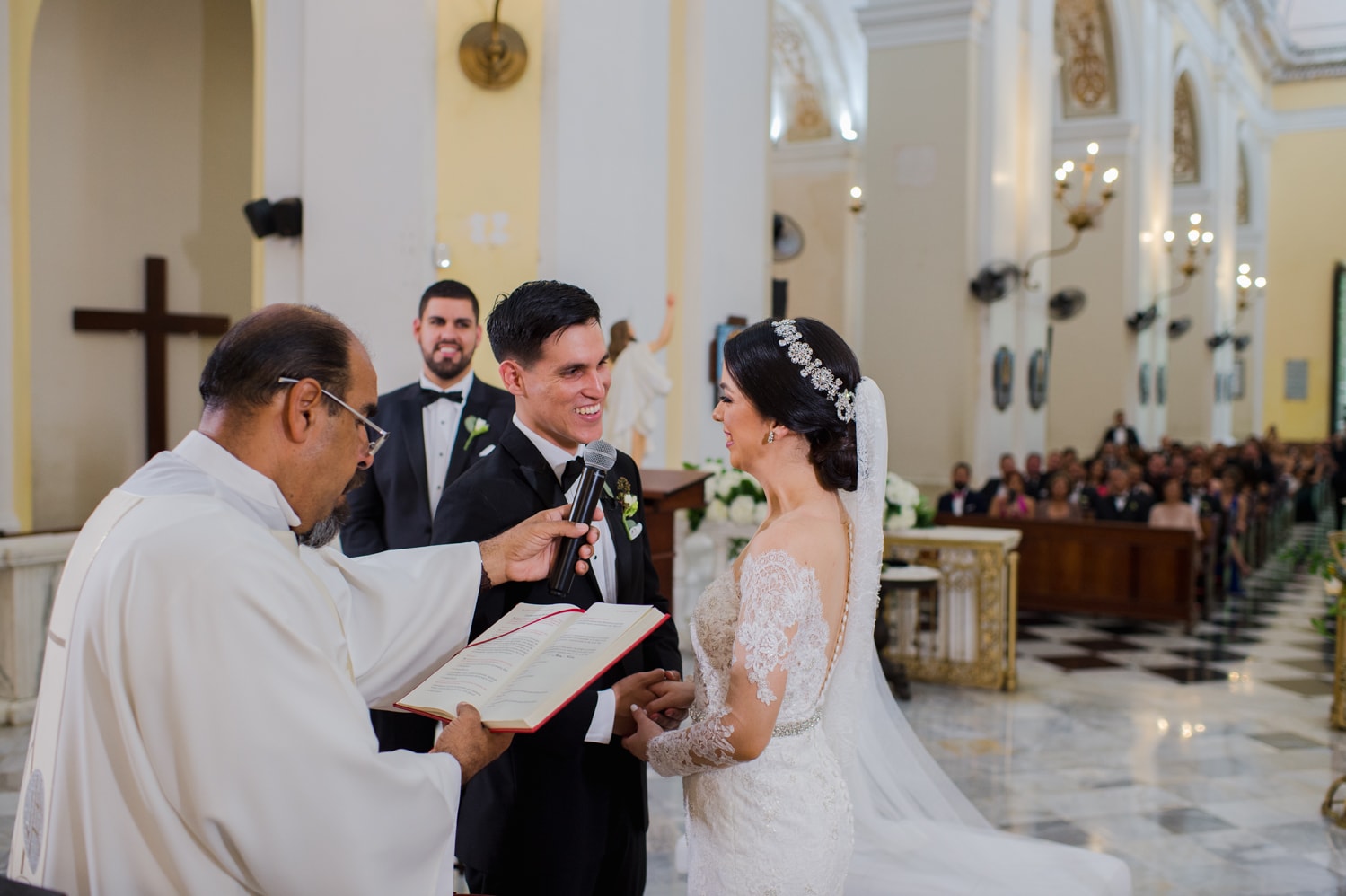 fotografia de bodas en Catedral San Juan Bautista en Viejo San Juan