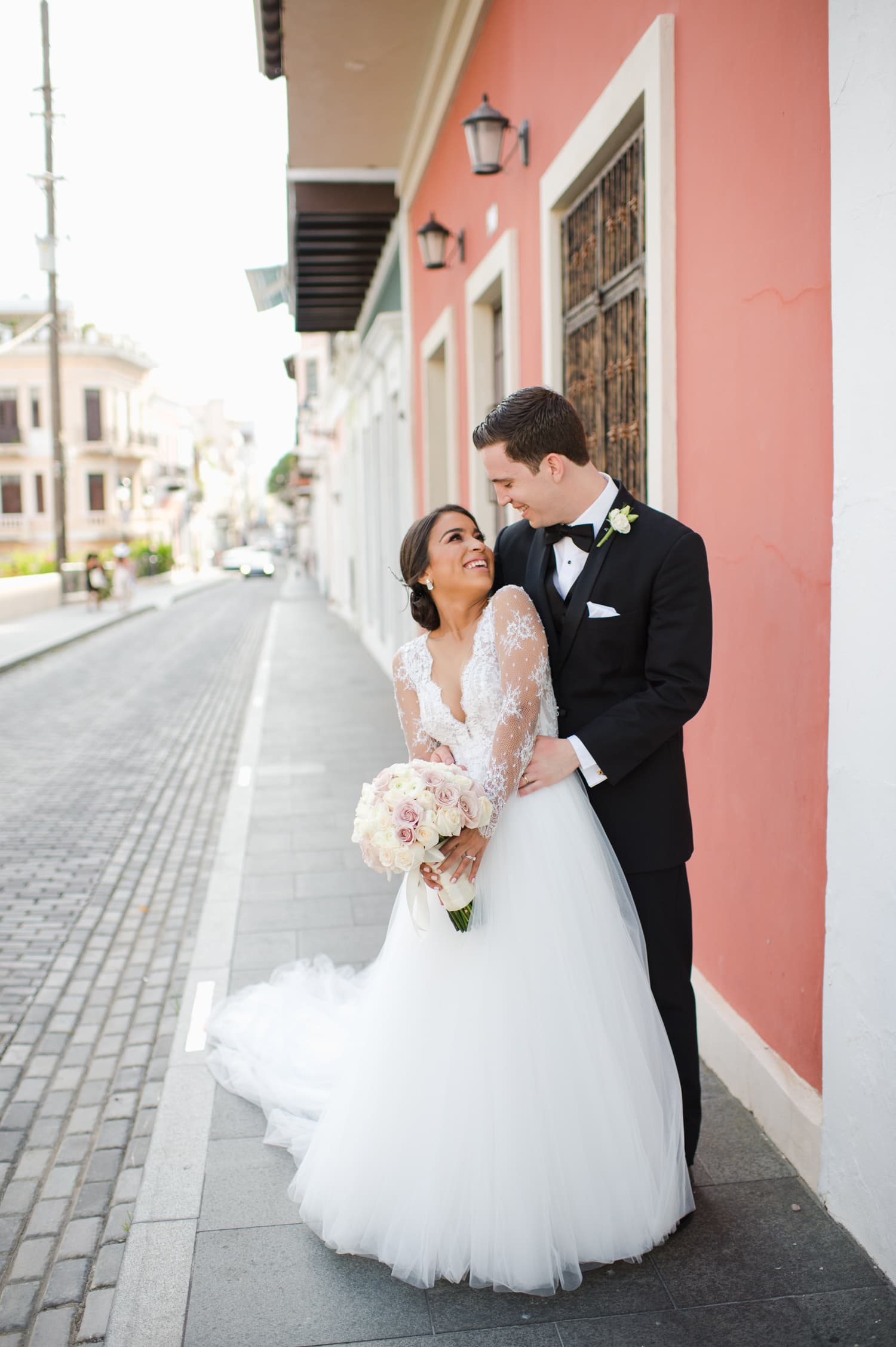 fotos de recien casados en Viejo San Juan, Puerto Rico por fotografa de bodas Camille Fontanez
