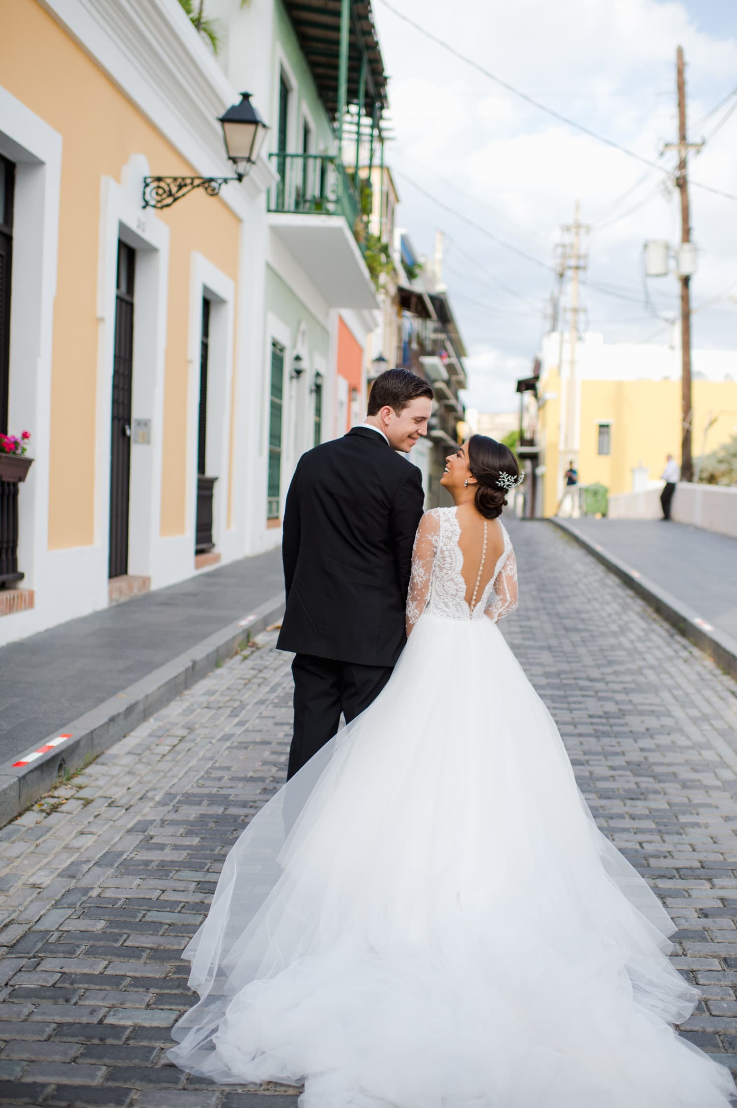 fotos de recien casados en Viejo San Juan, Puerto Rico por fotografa de bodas Camille Fontanez